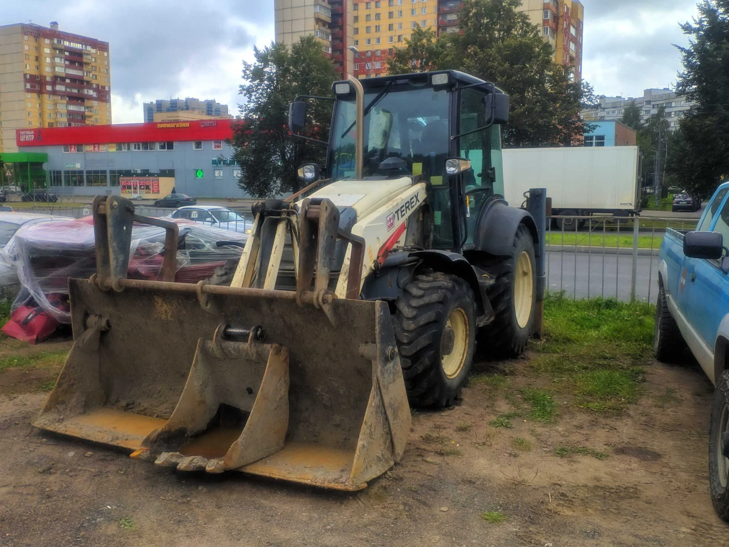 Аренда экскаватора-погрузчика Terex 880 Elite, вилы, гидромолот